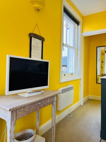 Littlehampton Apartment | The Beach Retreat - A Bijou Seaside Maisonette