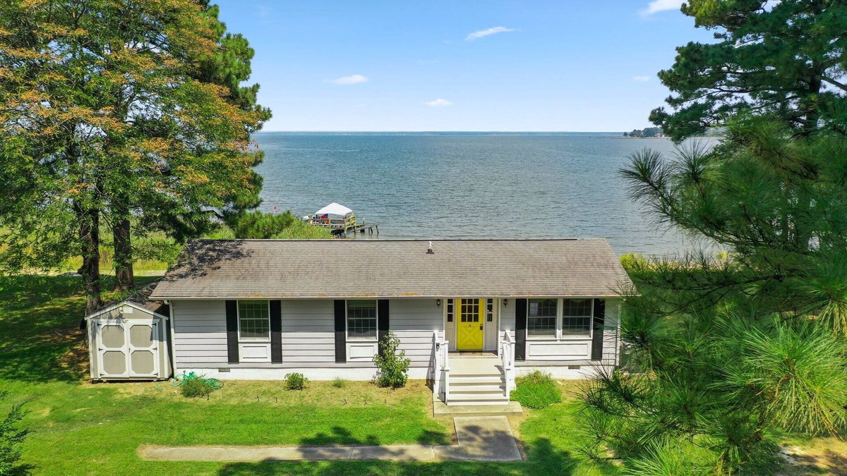 Mount Holly House | The Beach Retreat is a cozy beach Villa with Hottub overlooking a private beach.