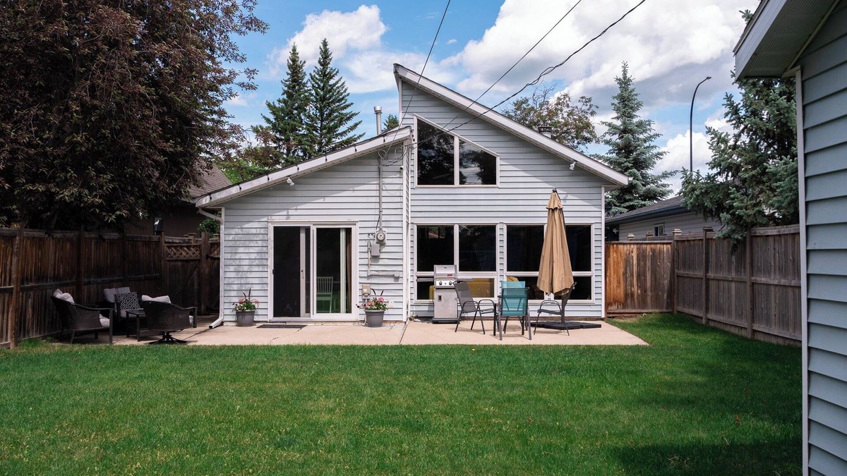 Markerville House | The Beachside Bungalow ོ 3 Bedroom Cottage just steps from the shores of Sylvan!