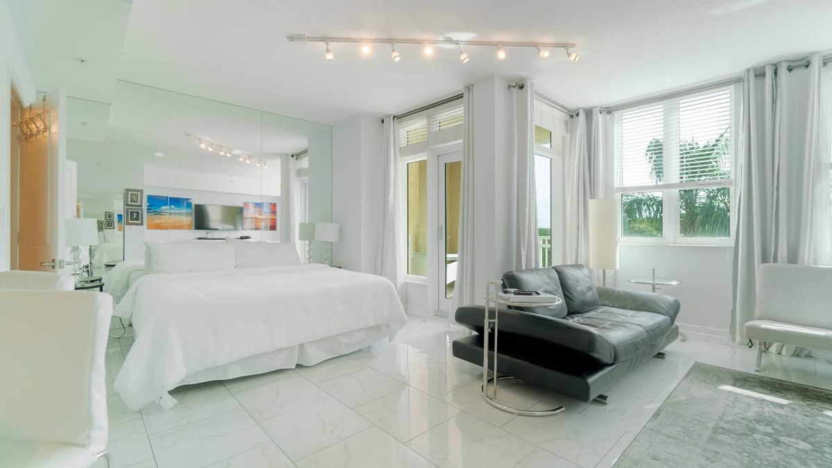 Boynton Beach Condo | The Beachy Blues Suite - Casa Costa 308S, Pools, Jacuzzi, Beach, & Dog Friendly