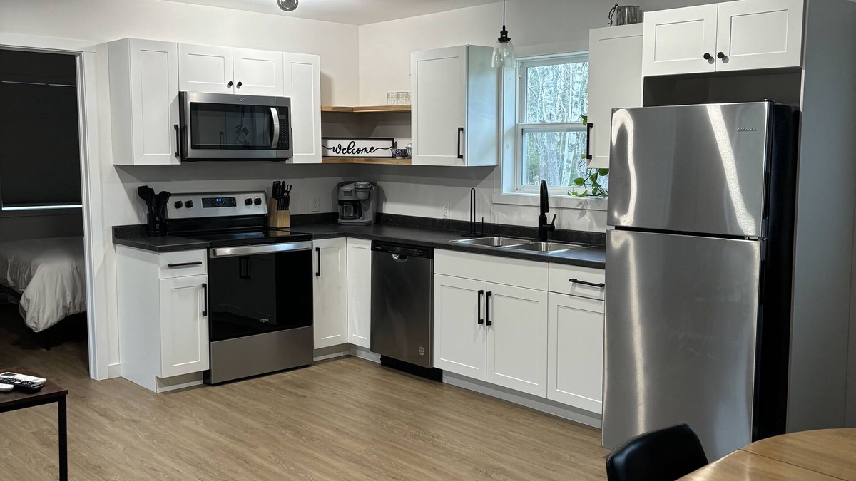 Victoria Junction House | “The Beagle” - Entire House Near Airport & CBU