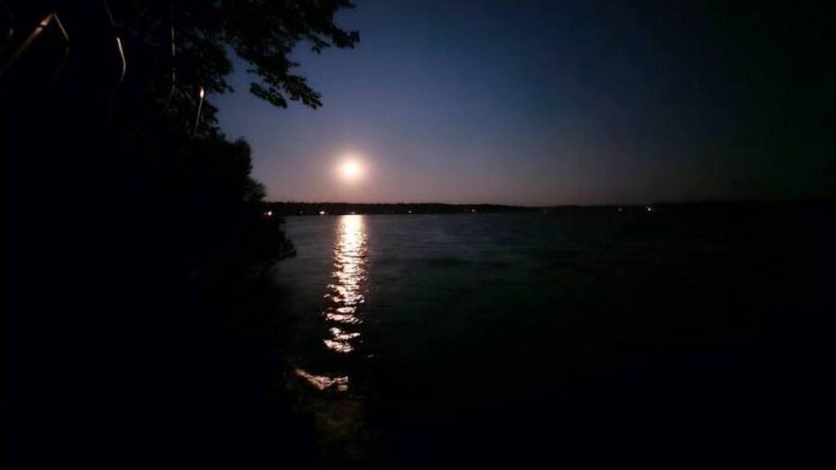Cushing Resort | The Beahive Resort. Unit #4 Lakefront on lake Alex