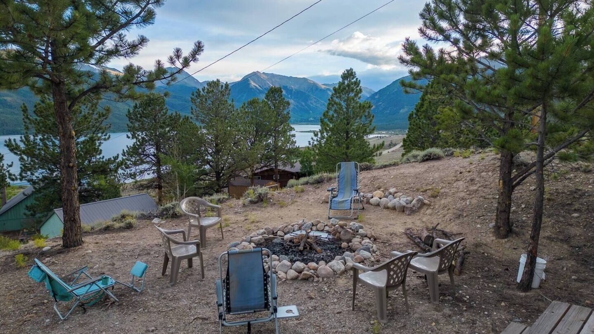 Twin Lakes Cabin | The Bear Den | Lake + Alpine Lookouts | Fast Wifi