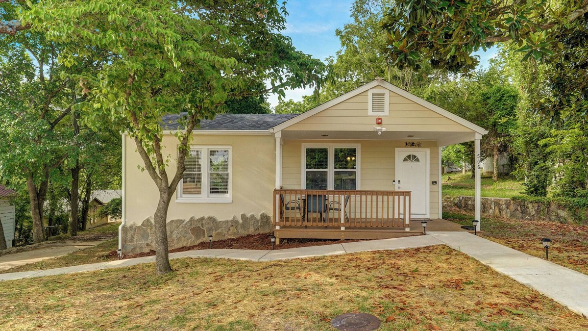 Downtown Branson Cottage | The Bear Den: Rehabbed Home Near the Branson Landing