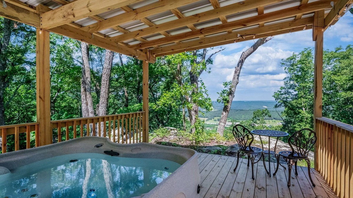Fort Payne Cabin | The Bear Necessities Cabin | On Brow | Hot Tub | WiFi | Fire Pit | Dog Friendly