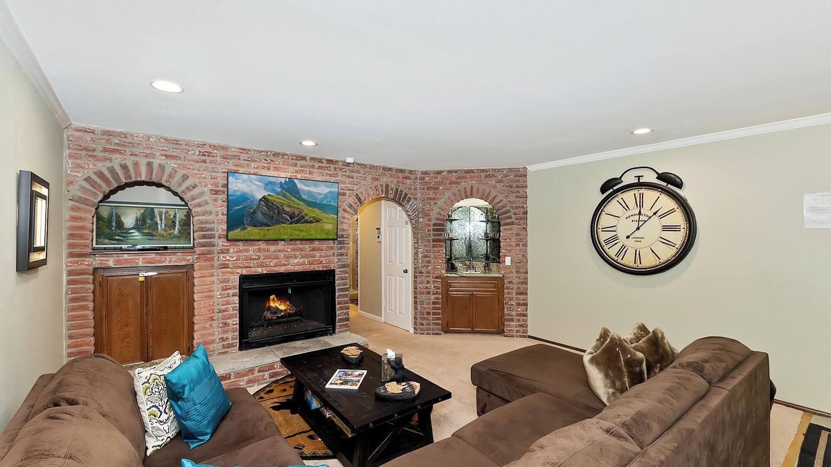 Summit Estates Condo | The Bear's Den By Destination Big Bear: Prime Location! WALK TO SNOW SUMMIT MT. RESORT! The Bears Den Welcomes ALL Mountain Adventure Enthusiasts! Cozy 2 Bedroom Condo!