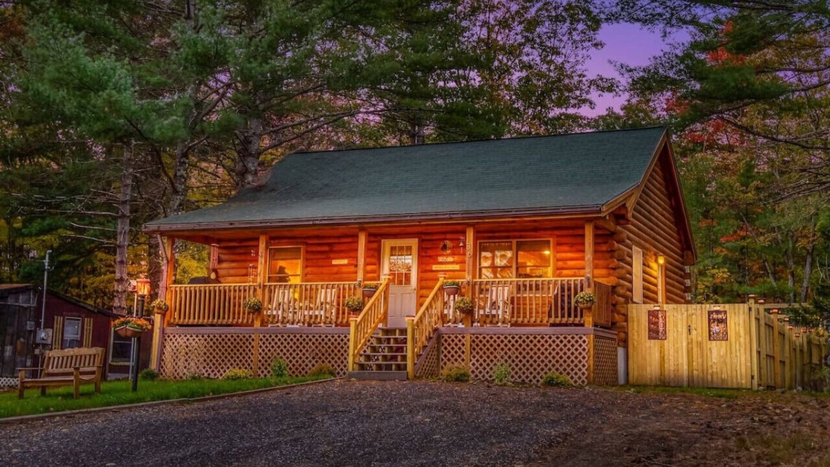 Brownfield Cabin | The Bear's Den | Lake Access, Hot Tub, Firepit!