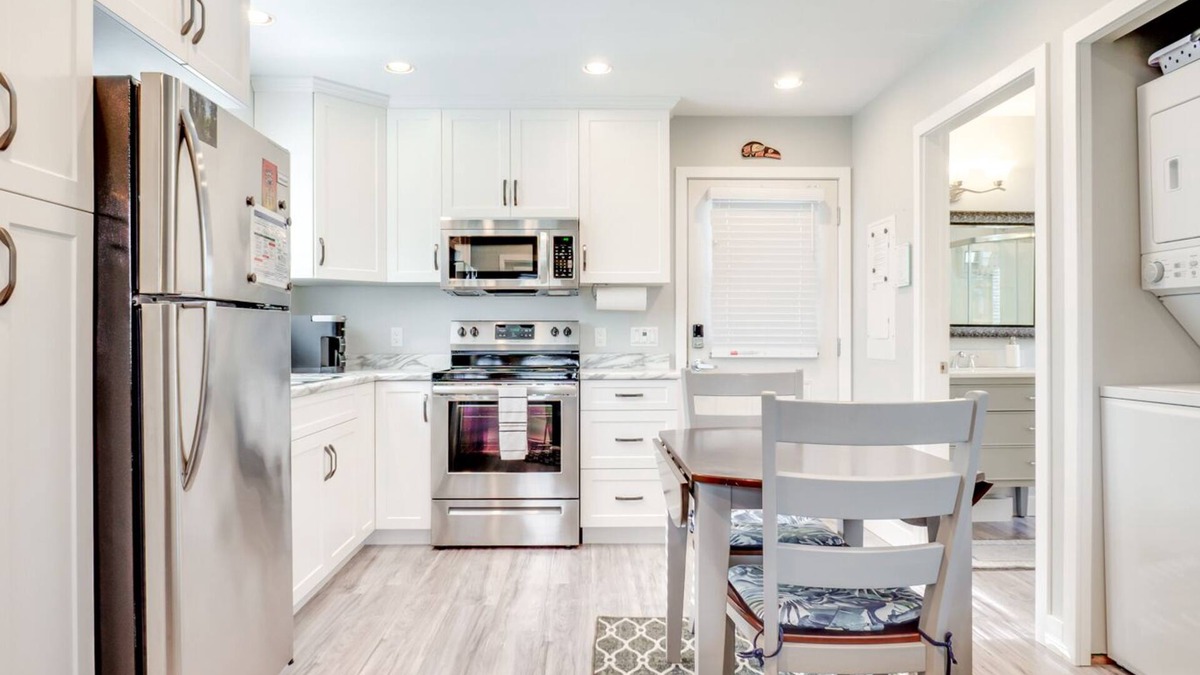 Port Alberni House | The Bear Studio House: Open concept house that sleeps up to 4