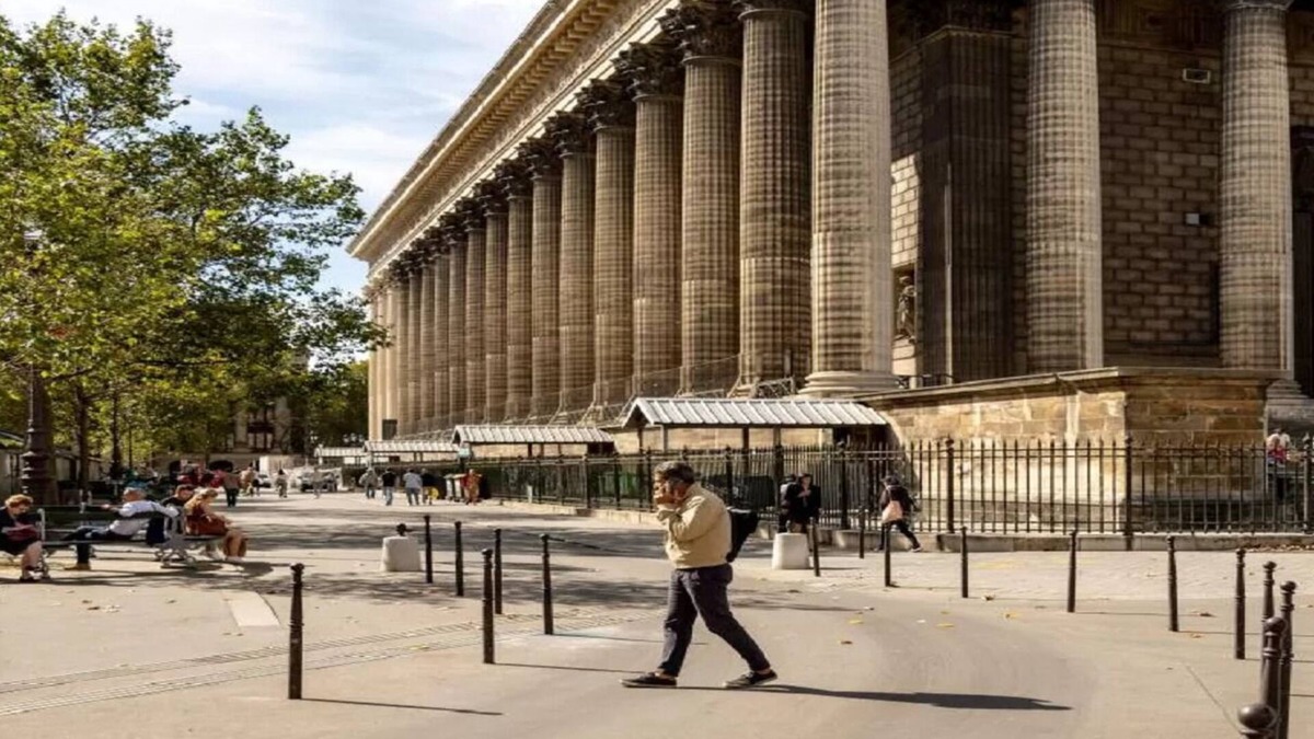 Quartier de la Place-Vendome Apartment | THE BEATING HEART OF PARIS FASHION-NEXT TO PLACE VENDOME