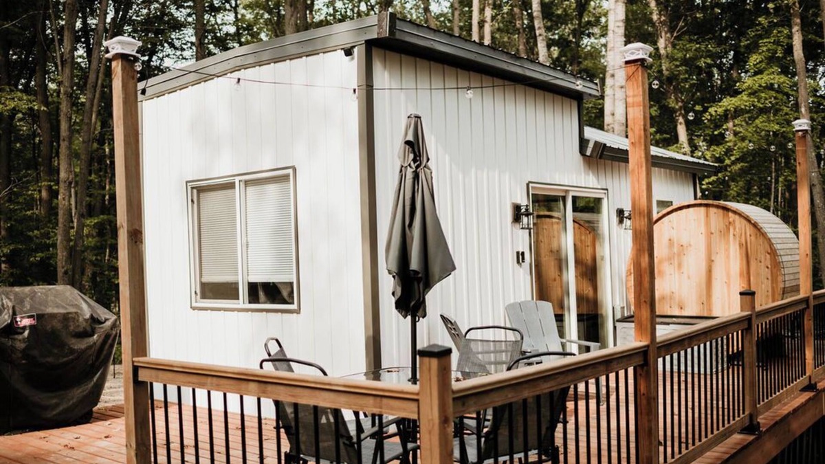 Randall Cabin | “The Beatnik nook” - tiny cabin in the woods - sauna, outdoor tub!