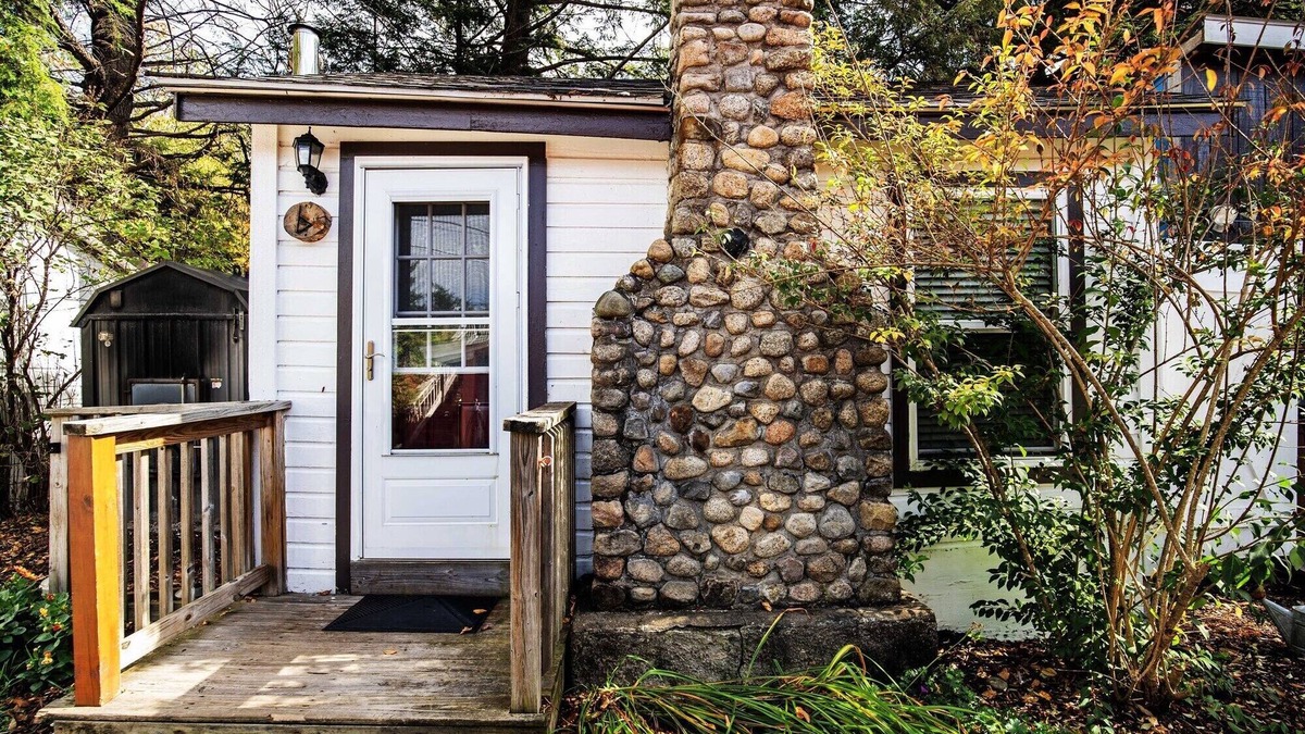 Lincoln Cabin | The Beaver Pond Riverside Getaway at the PEMICABINS