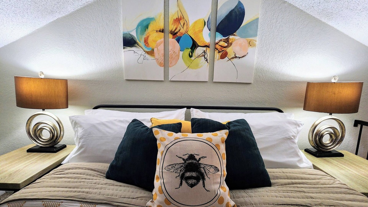 Mid America Condo | The Bee's Knees'