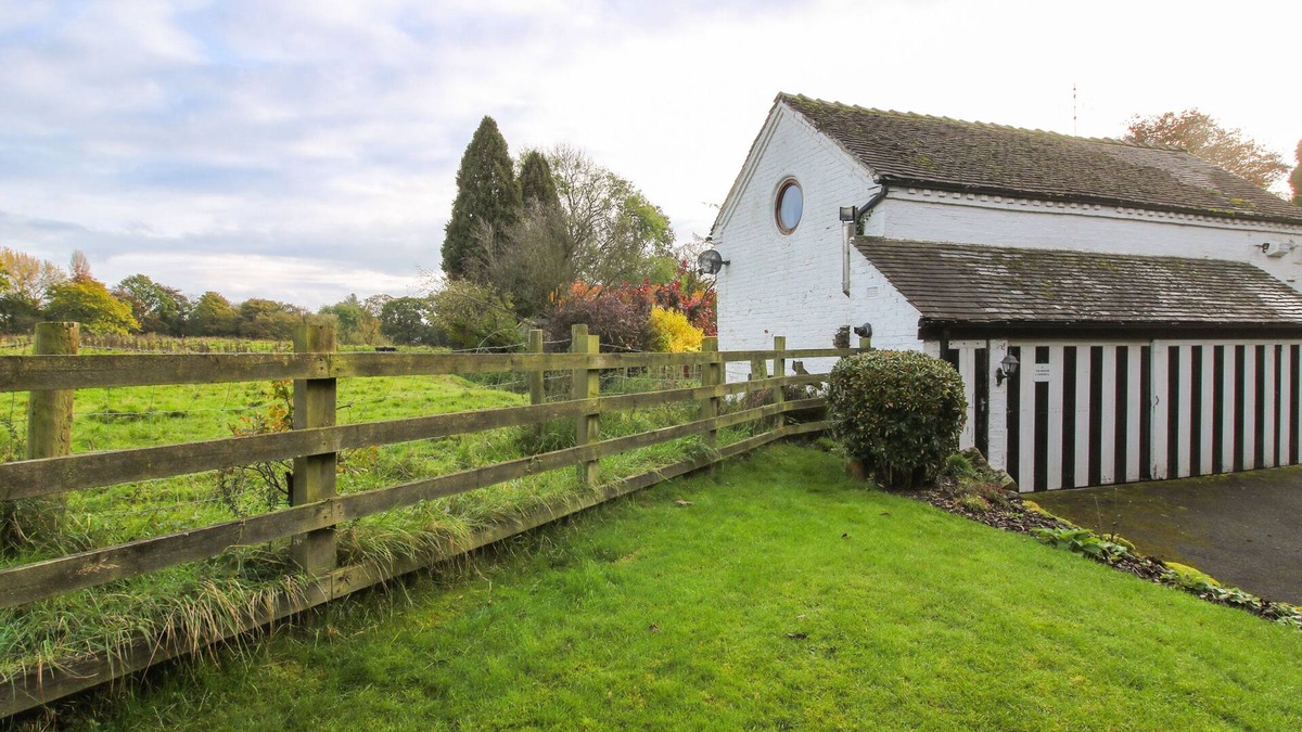 Balterley Cottage | THE BEEHIVE, pet friendly, character holiday cottage in Betley