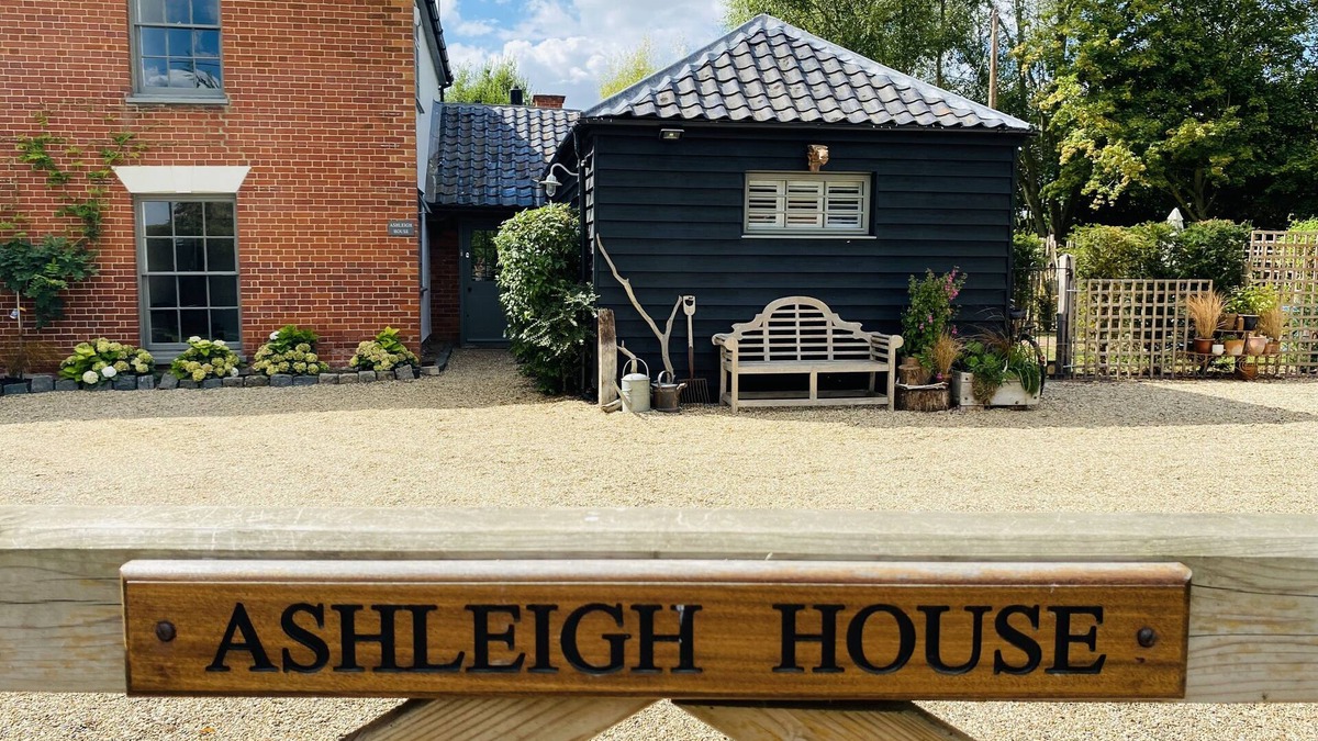 Gissing Cottage | The BeeKeepers - Homely Luxurious Self Catering