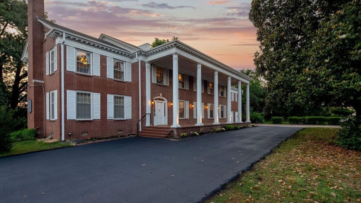 Fort Smith House | The Beland Mansion with private suites awaits you