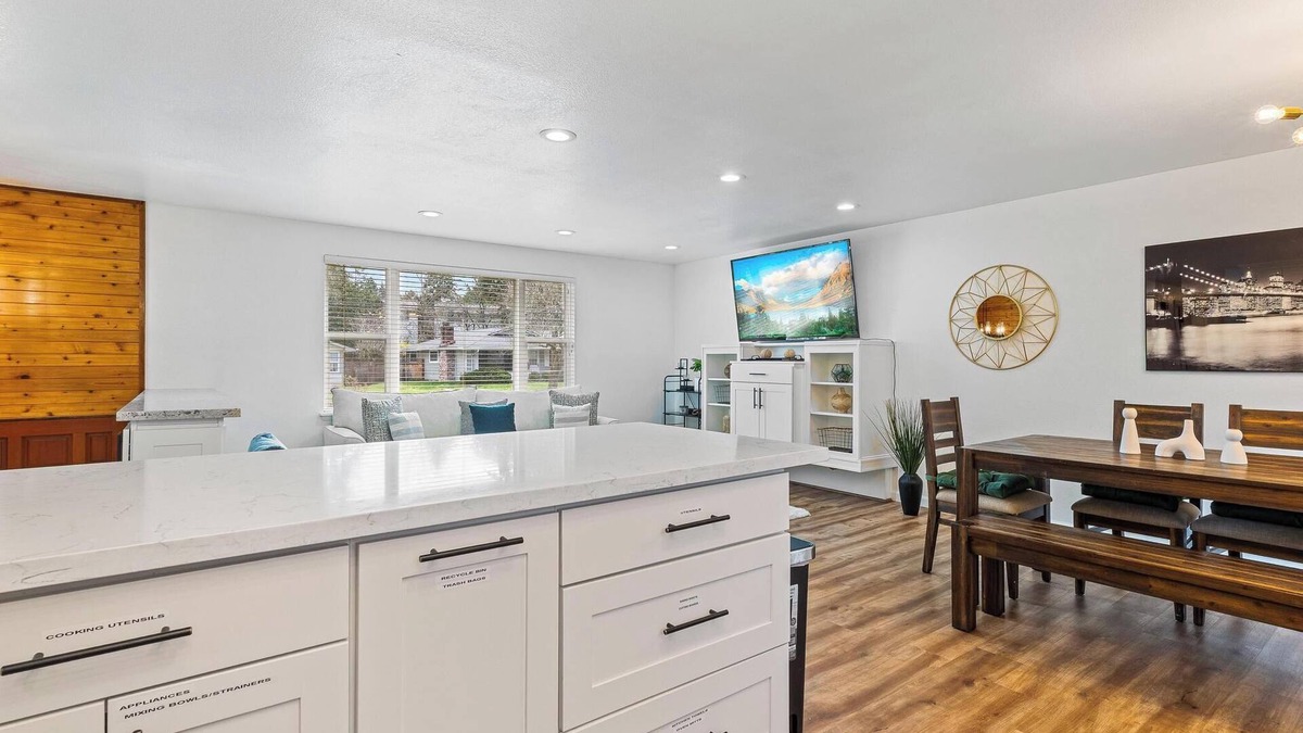 Fairwood House | The Benson - Cozy Modern 4bd by Airport & DT