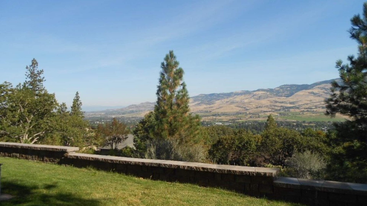 Ashland Villa | The Best In Ashland: Magnificent View, Privacy, Quality, Convenience, Very Clean