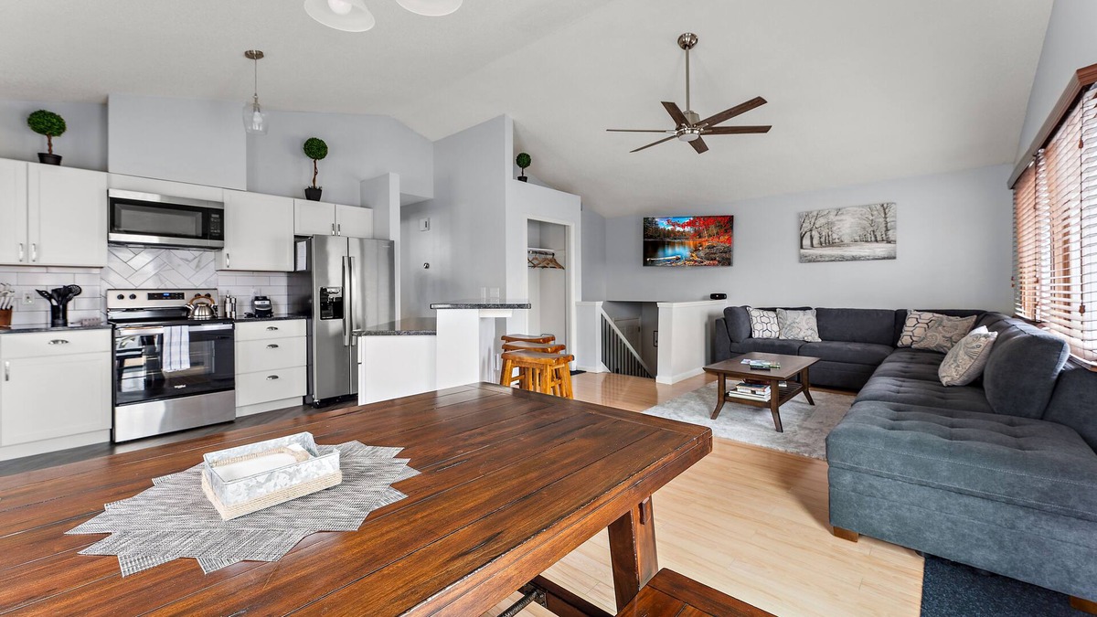 Northeast Minneapolis House | The Best NE Riverfront Dist Home! Large & Mod: 6 BDR & close to all Minneapolis