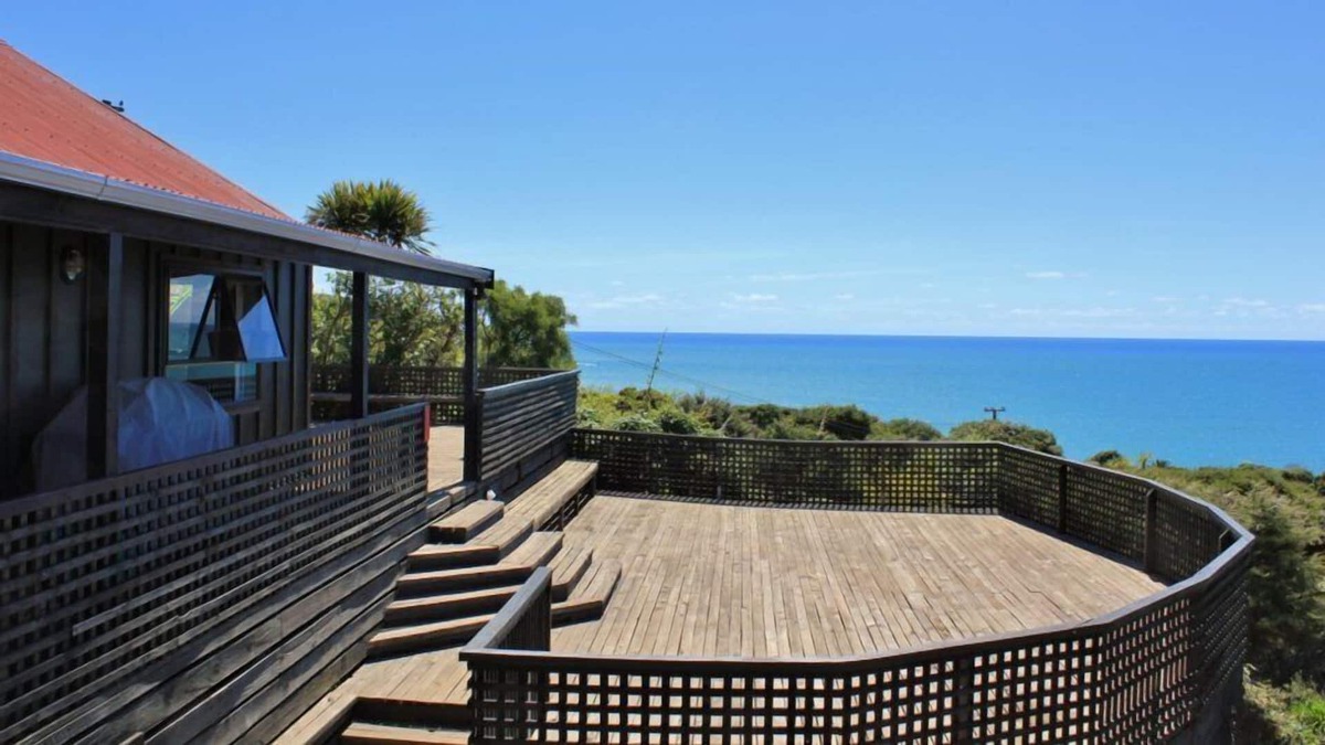 Raglan House | "The Best Ocean Views in Raglan” at "The Big Deck" Whale Bay - Pet-Friendly!