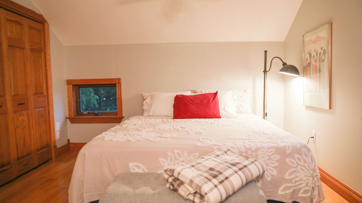 Frankenmuth House | The Best of Both Worlds.Cozy House Close to Downtown with country charm.