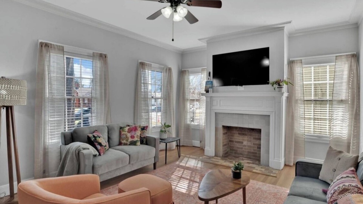 Broadmoor House | The Beverly est. 1939! Charming 3-bedroom house with Hot Tub! Permit 25-0078-STR