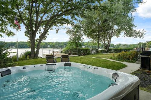 Waterford House | The Beverly on Buena Lake
