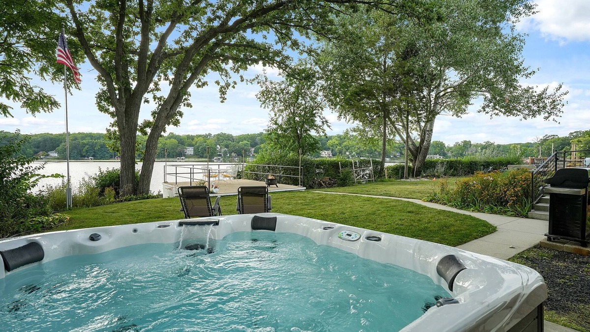 Waterford House | The Beverly on Buena Lake-Hot tub, Kayaks, Ice Fishing
