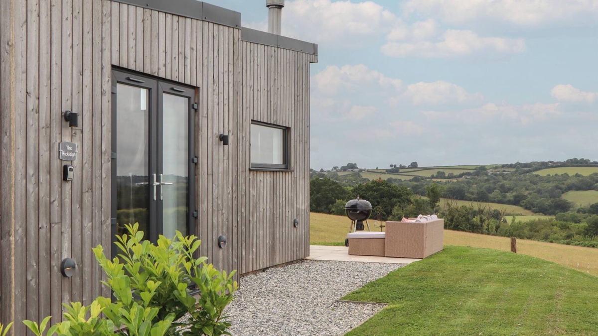 Tiverton Cottage | THE BICKLEIGH, romantic, with hot tub in Tiverton