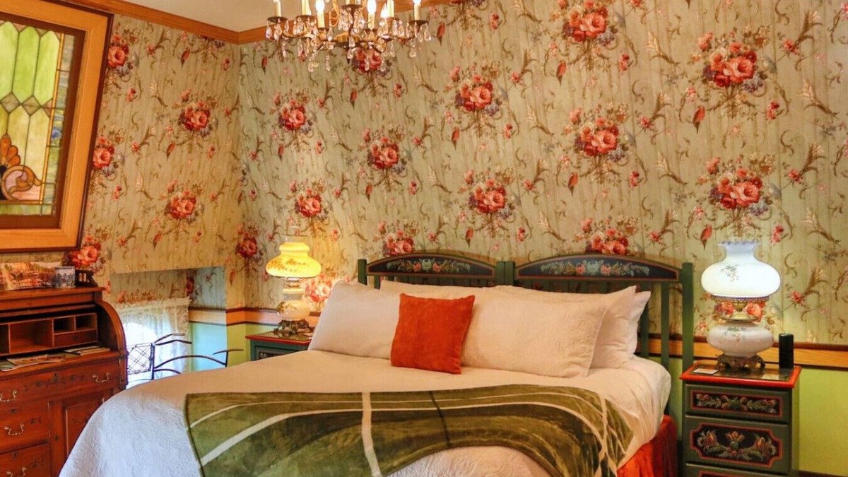 Pella Bed & Breakfast | The Bicycle Suite at Pella Mansion