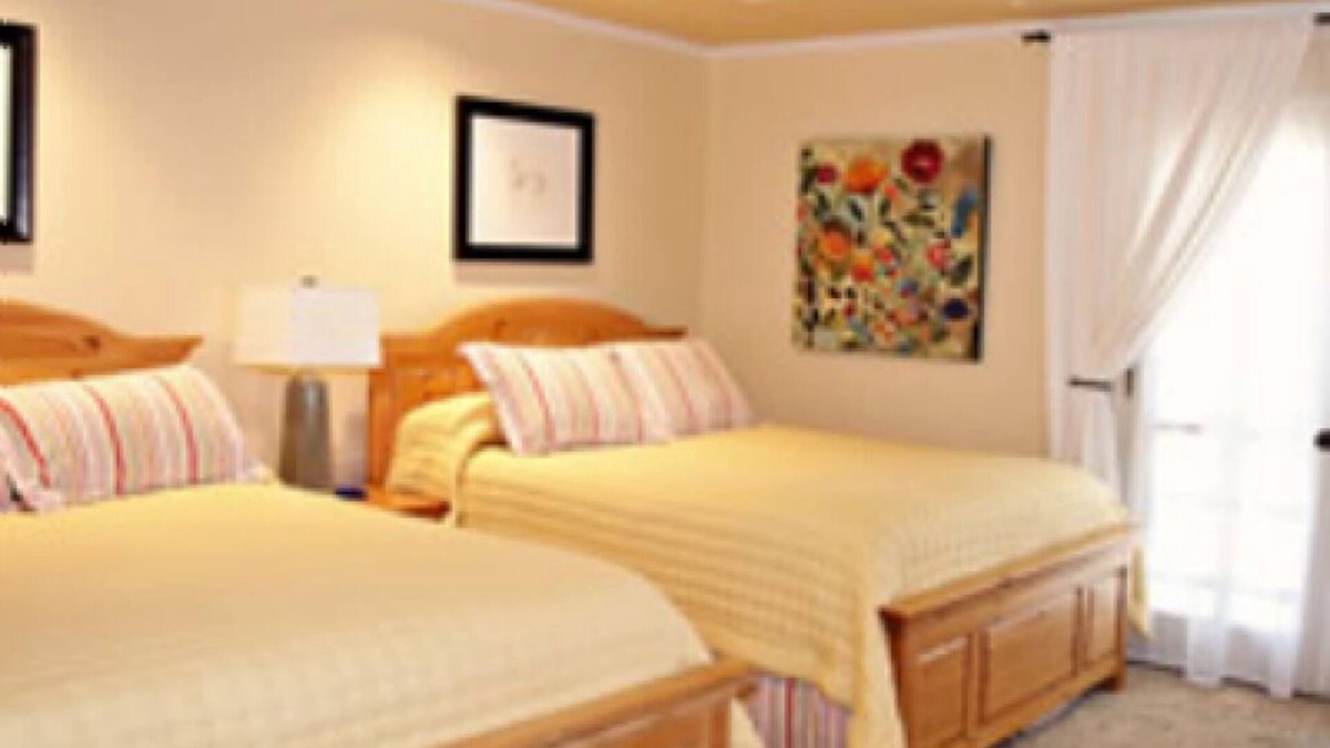 Uvalde Bed & Breakfast | The Big Lazy Room with balcony