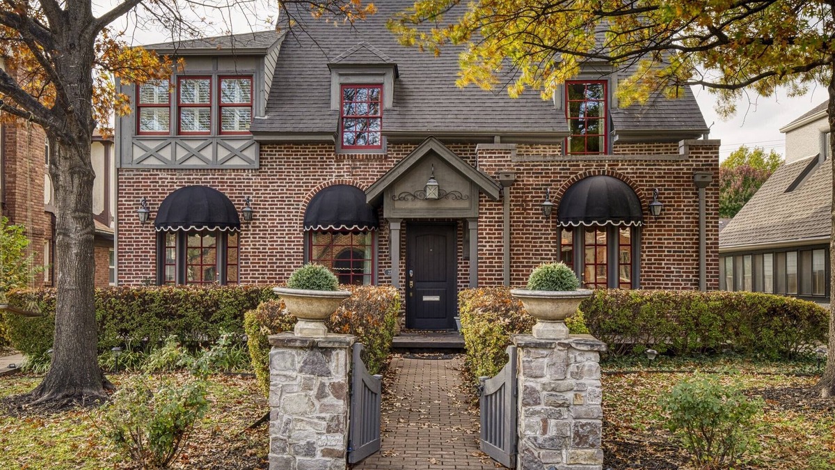 Tulsa House | The Big Tulsan- 8 beds, pool, game room, BBQ!