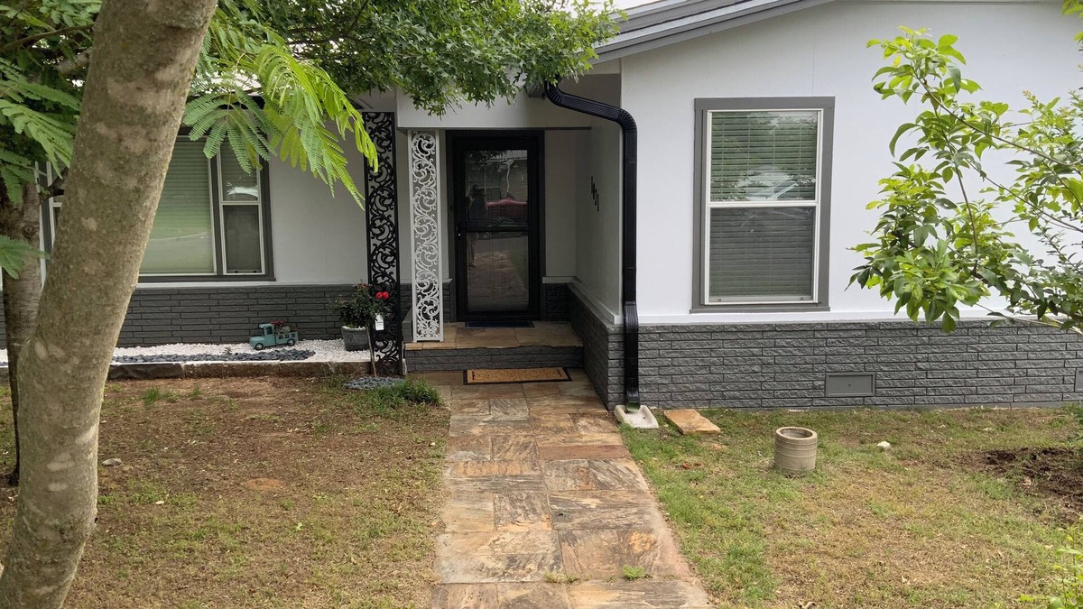 Stephenville House | The Biggest Short-Term Rental Close to Tarleton University! 2 King Beds!