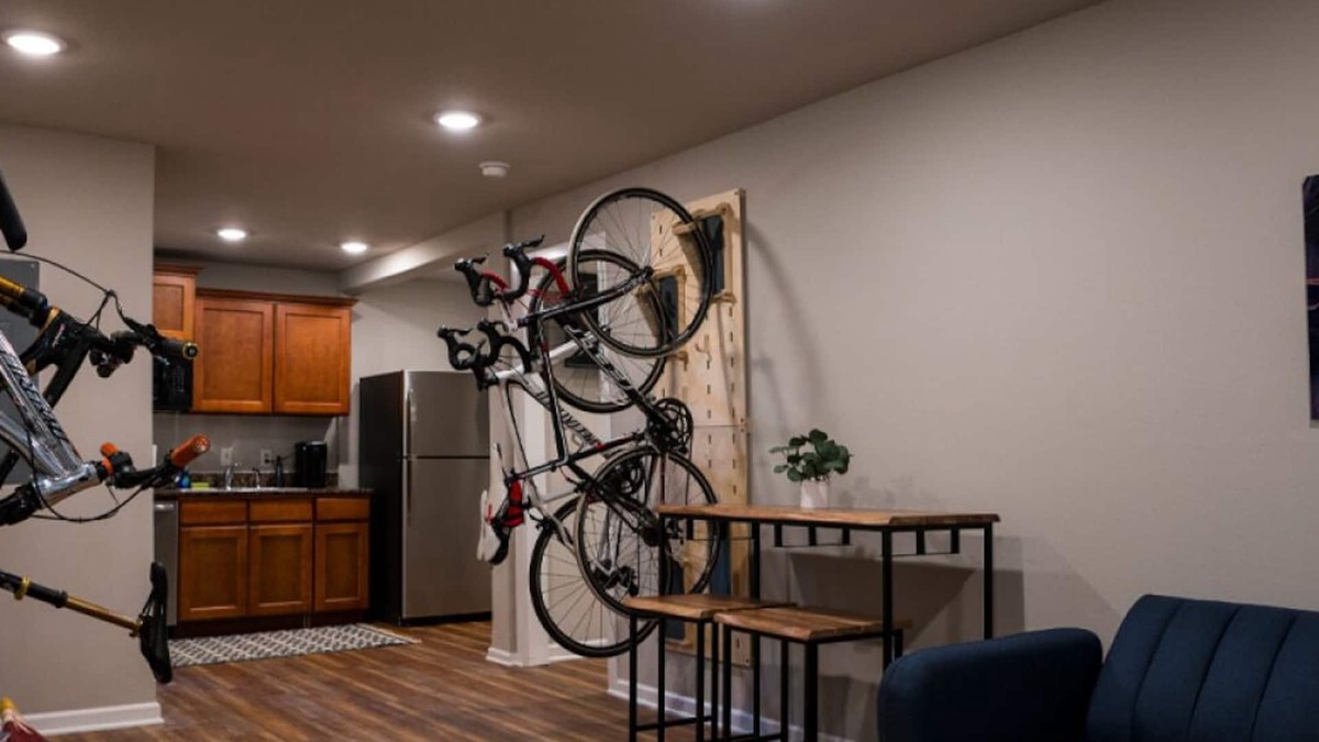 Bentonville Cabin | The Bike Inn #9, Razorback Greenway Cottage Double