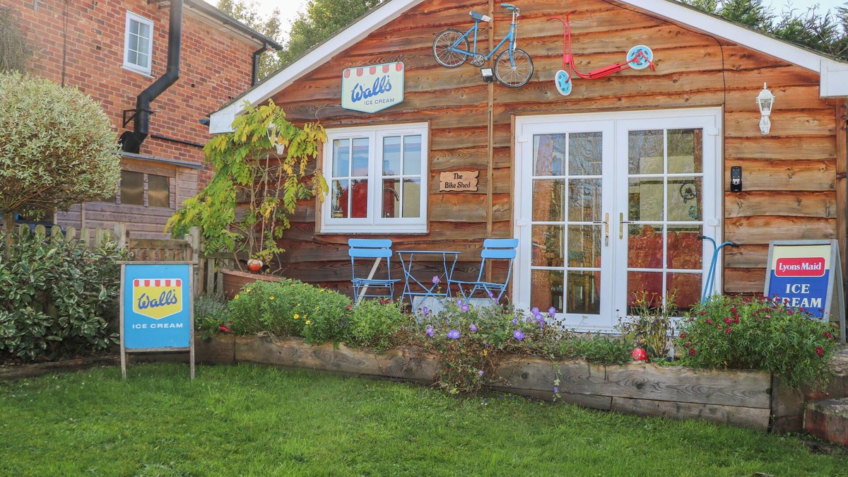 Lockerley Cottage | THE BIKE SHED, romantic, with a garden in West Tytherley