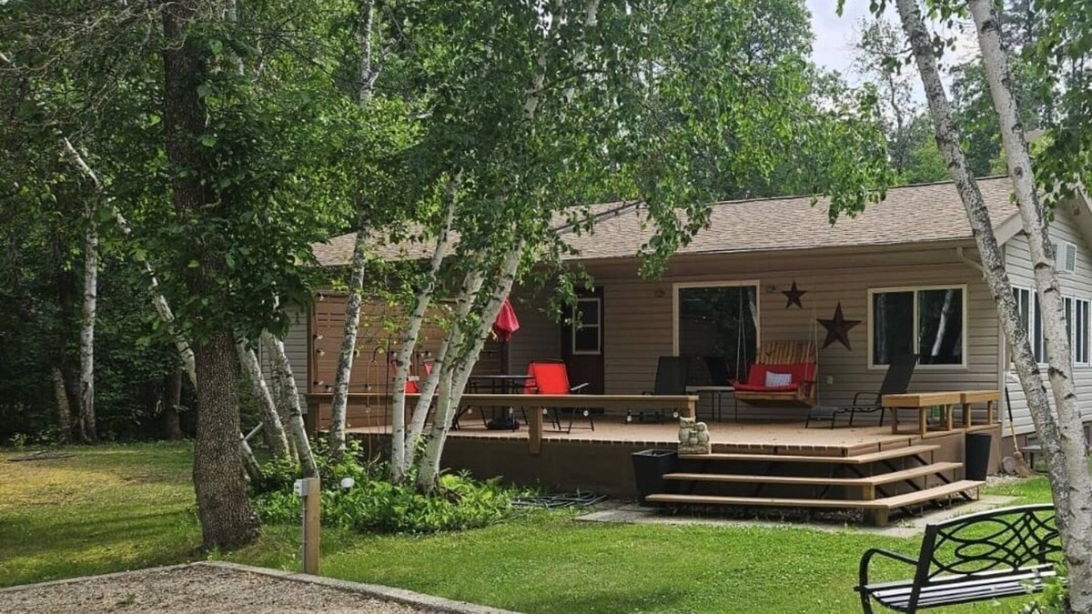 Arnes Cottage | The Birch Grove Escape! Year round, park like setting, short walk to beach