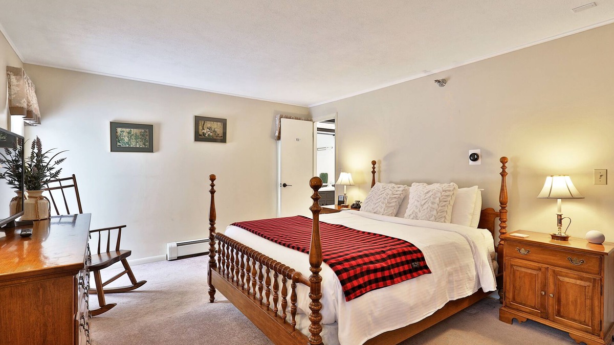 Killington Cabin | The Birch Ridge: Colonial Maple Room #1 - Queen Suite in Renovated Killington Lodge