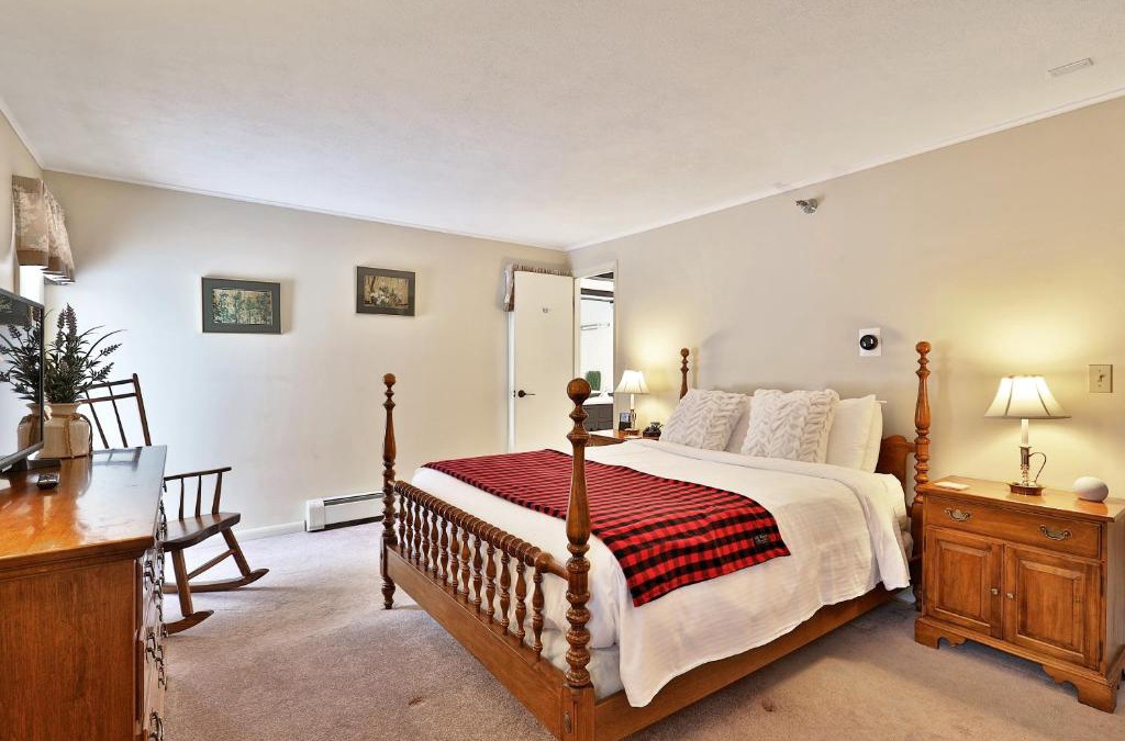 Killington Cabin | The Birch Ridge- Colonial Maple Room #1 - Queen Suite in Renovated Killington Lodge home