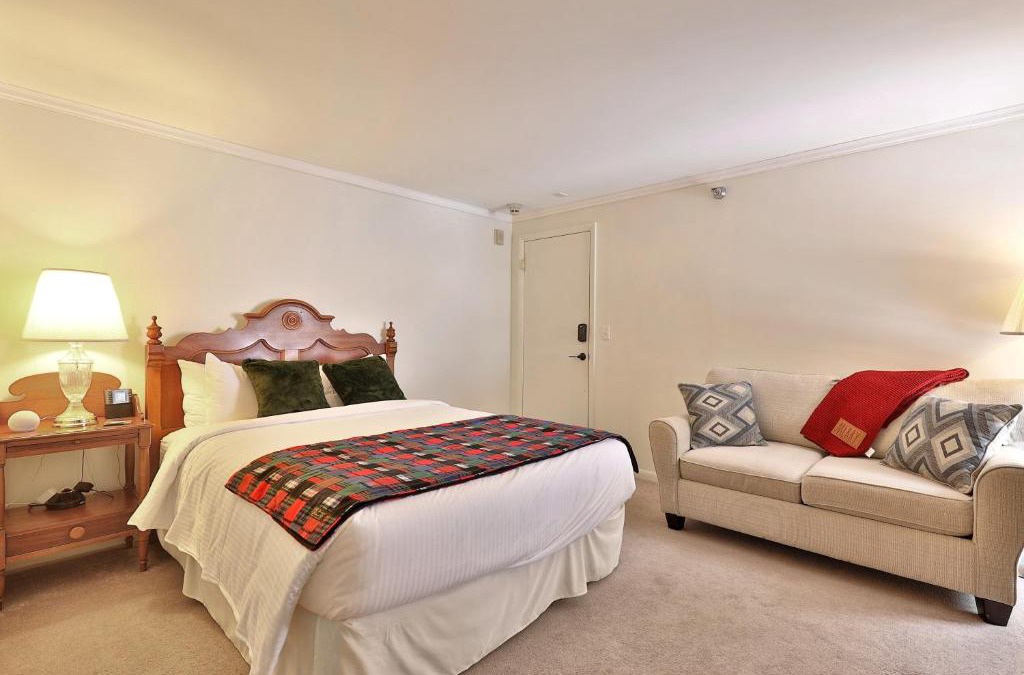 Killington Cabin | The Birch Ridge- Lace Room #3 - Queen Suite in Renovated Killington Lodge, Hot tubs, home