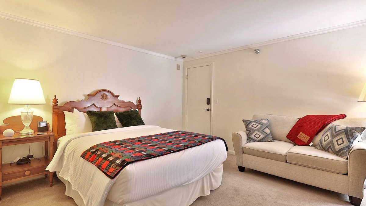 Killington Cabin | The Birch Ridge: Lace Room #3 - Queen Suite in Renovated Killington Lodge. Hot tubs.