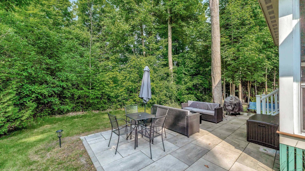 Cherry Valley House | The Birches - 16 Farmview