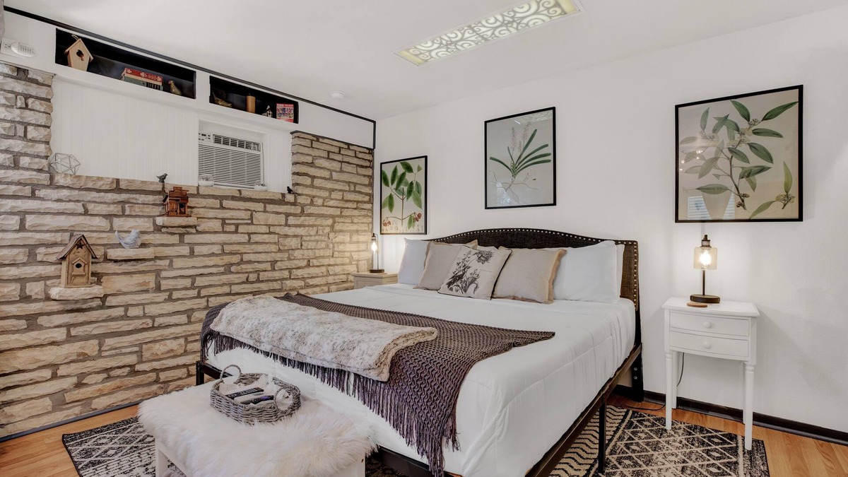 Fredericksburg Cottage | The Bird Haus - Cute Cottage with Jacuzzi tub