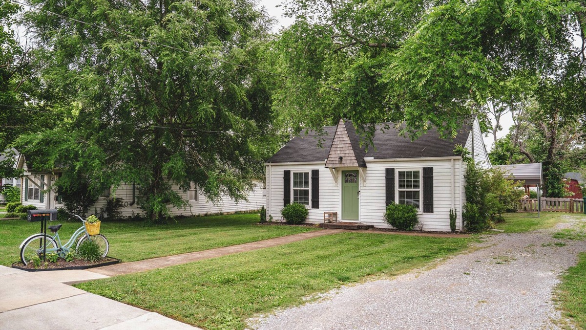 Lebanon House | The Bird House – Charming Downtown Lebanon Stay, Pets Welcome!