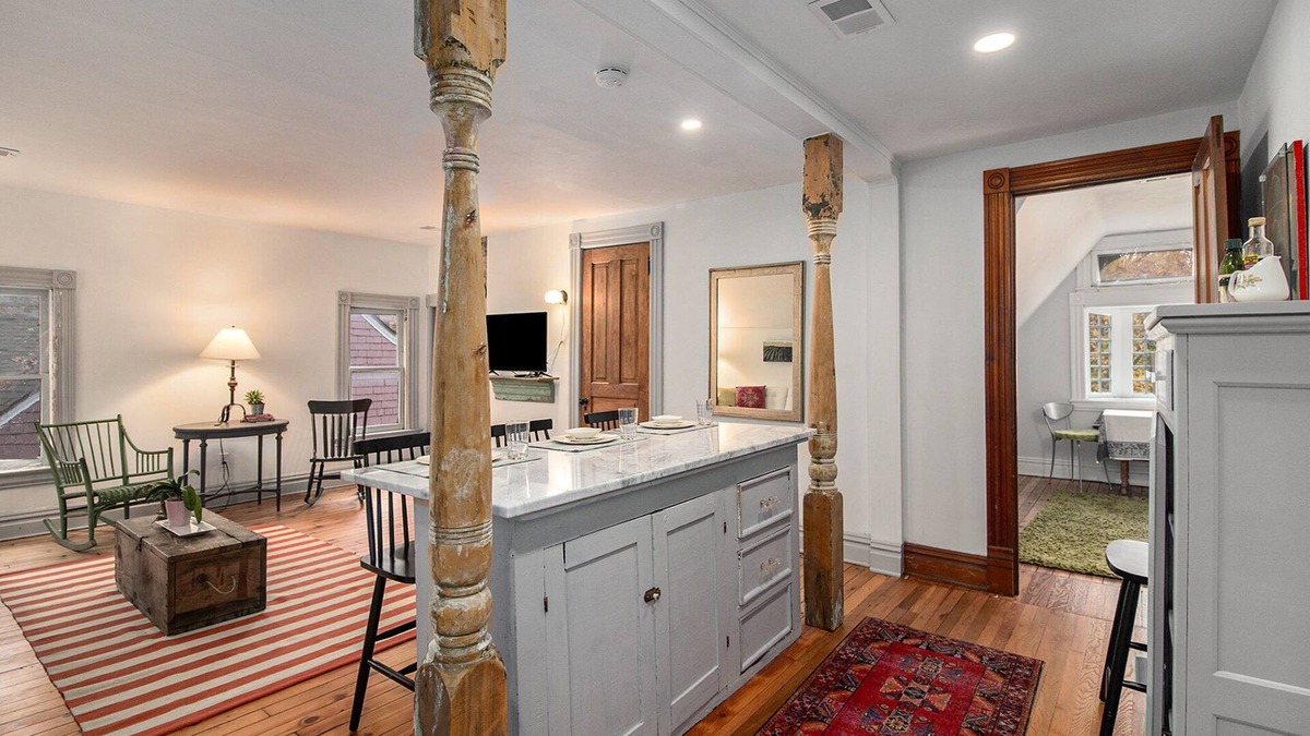 Grand Rapids Apartment | " The Bird's Nest" - a lovely downtown apartment with vintage charm in downtown