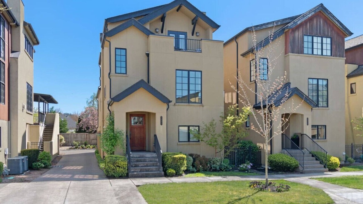 Eugene House | The Birdhouse: Close to Downtown/U of O