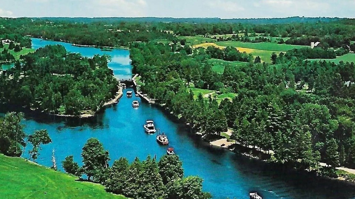 Bobcaygeon Cottage | The Birds Nest | Lakefront Retreat on Pigeon Lake