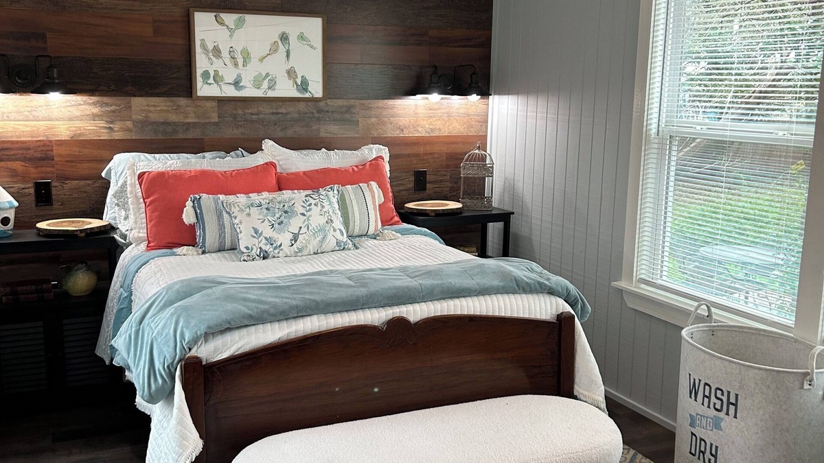 Harlandale Cottage | The Birds Nest -Long Term Rental Discount Available.