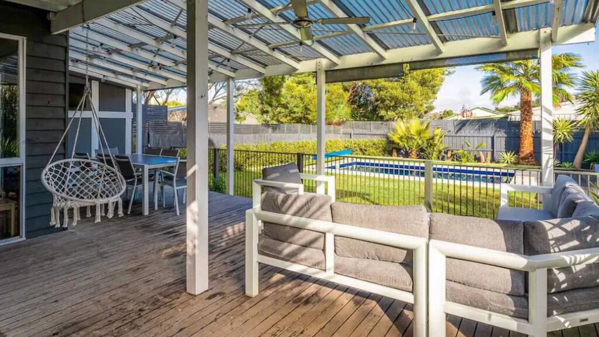 Sunset Strip House | The Birkdale by Ready Set Stay- heated pool, WIFI, amazing and modern