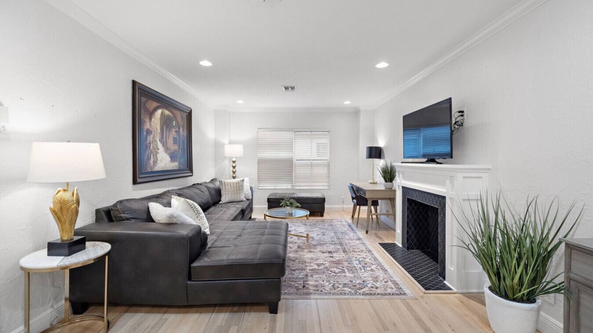 South Central Houston Apartment | The Bishop’s Haven 4
