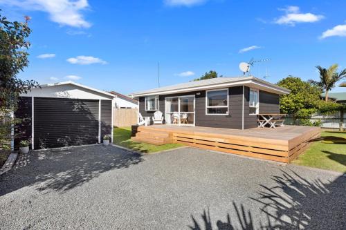 Mount Maunganui House | The Black Bach - Mt Maunganui Holiday Home