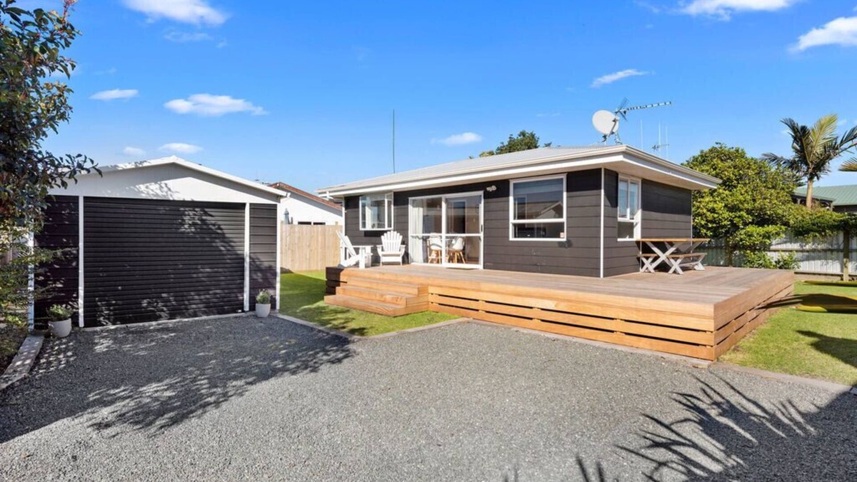 Mount Maunganui Cottage | The Black Bach - Mt Maunganui Holiday Home